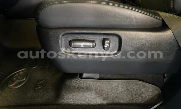 Oofamaa Toyota Land Cruiser White Makiinaa iti Bissil keessatti Nairobi keessatti Oofamaa Toyota Land Cruiser White Makiinaa iti Bissil keessatti Nairobi keessatti