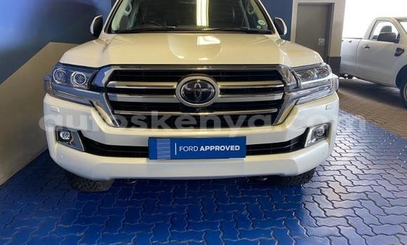 Oofamaa Toyota Land Cruiser White Makiinaa iti Bissil keessatti Nairobi keessatti Oofamaa Toyota Land Cruiser White Makiinaa iti Bissil keessatti Nairobi keessatti