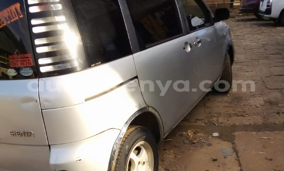 Oofamaa Toyota Sienta Silver Makiinaa iti Nairobi keessatti Nairobi keessatti