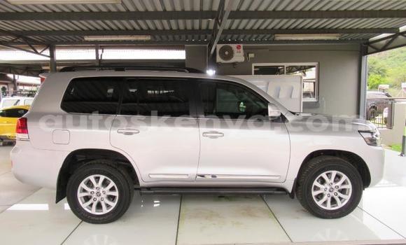 Nunua Ilio tumika Toyota Land Cruiser Fedha Gari ndani ya Mombasa nchini Kenya ya Pwani Nunua Ilio tumika Toyota Land Cruiser Fedha Gari ndani ya Mombasa nchini Kenya ya Pwani