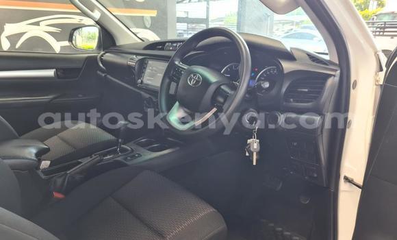 Nunua Ilio tumika Toyota Hilux Nyeupe Gari ndani ya Changamwe nchini Pwani Nunua Ilio tumika Toyota Hilux Nyeupe Gari ndani ya Changamwe nchini Pwani