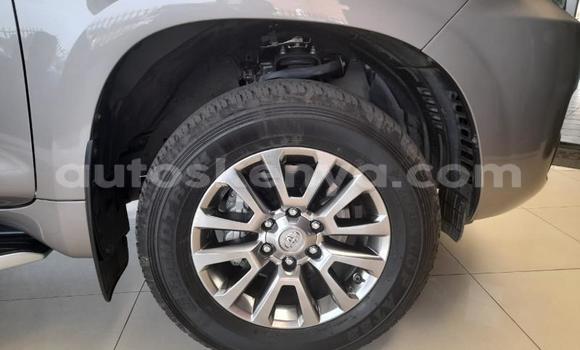 Oofamaa Toyota Land Cruiser Prado Silver Makiinaa iti Mombasa keessatti Coastal Kenya keessatti Oofamaa Toyota Land Cruiser Prado Silver Makiinaa iti Mombasa keessatti Coastal Kenya keessatti