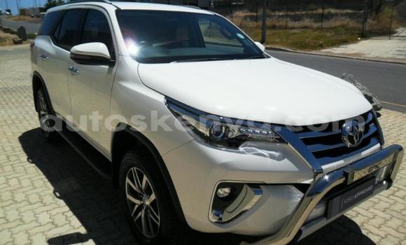 Oofamaa Toyota Fortuner White Makiinaa iti Mombasa keessatti Coastal Kenya keessatti