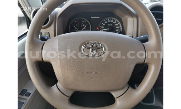 Imported Toyota Land Cruiser White Makiinaa iti Import - Dubai keessatti Central Kenya keessatti Imported Toyota Land Cruiser White Makiinaa iti Import - Dubai keessatti Central Kenya keessatti