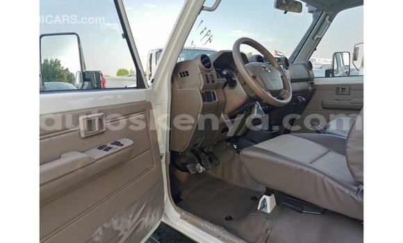 Buy Import Toyota Land Cruiser White Car in Import - Dubai in Central Kenya Buy Import Toyota Land Cruiser White Car in Import - Dubai in Central Kenya