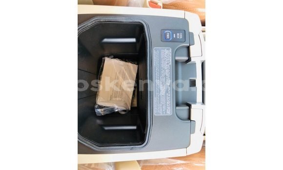 Nunua Imported Toyota Land Cruiser Nyeupe Gari ndani ya Import - Dubai nchini Kati Kenya Nunua Imported Toyota Land Cruiser Nyeupe Gari ndani ya Import - Dubai nchini Kati Kenya