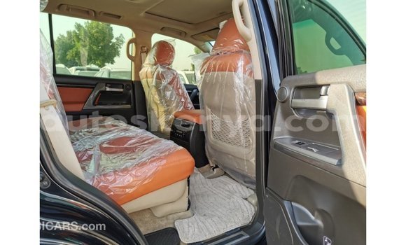 Nunua Imported Toyota Land Cruiser Nyeusi Gari ndani ya Import - Dubai nchini Kati Kenya Nunua Imported Toyota Land Cruiser Nyeusi Gari ndani ya Import - Dubai nchini Kati Kenya