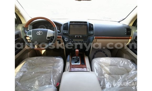 Imported Toyota Land Cruiser White Makiinaa iti Import - Dubai keessatti Central Kenya keessatti Imported Toyota Land Cruiser White Makiinaa iti Import - Dubai keessatti Central Kenya keessatti