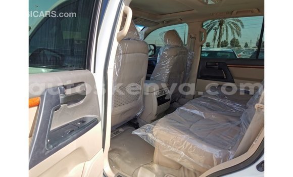 Imported Toyota Land Cruiser White Makiinaa iti Import - Dubai keessatti Central Kenya keessatti Imported Toyota Land Cruiser White Makiinaa iti Import - Dubai keessatti Central Kenya keessatti