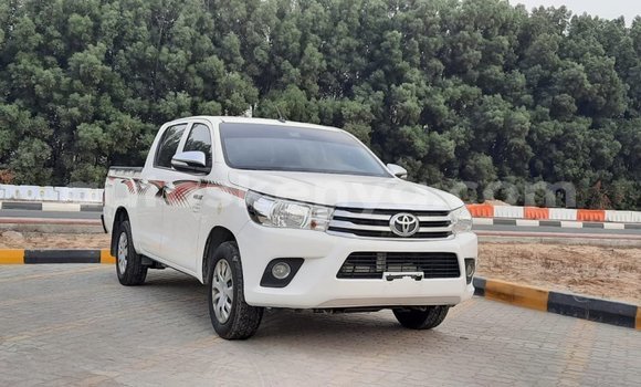 Nunua Imported Toyota Hilux Nyeupe Gari ndani ya Import - Dubai nchini Kati Kenya
