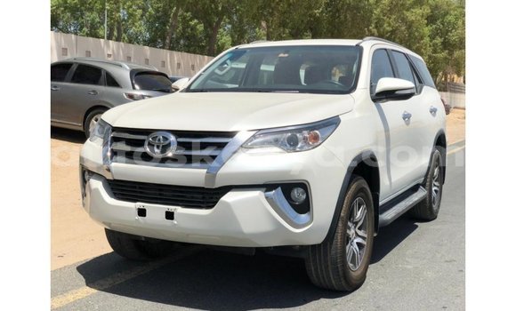 Nunua Imported Toyota Fortuner Nyeupe Gari ndani ya Import - Dubai nchini Kati Kenya Nunua Imported Toyota Fortuner Nyeupe Gari ndani ya Import - Dubai nchini Kati Kenya