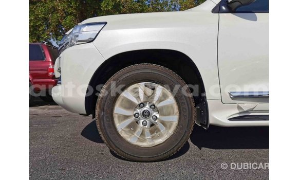 Nunua Imported Toyota Land Cruiser Nyeupe Gari ndani ya Import - Dubai nchini Kati Kenya Nunua Imported Toyota Land Cruiser Nyeupe Gari ndani ya Import - Dubai nchini Kati Kenya