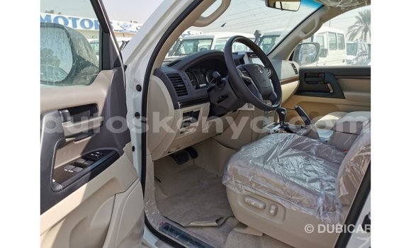 Imported Toyota Land Cruiser White Makiinaa iti Import - Dubai keessatti Central Kenya keessatti Imported Toyota Land Cruiser White Makiinaa iti Import - Dubai keessatti Central Kenya keessatti
