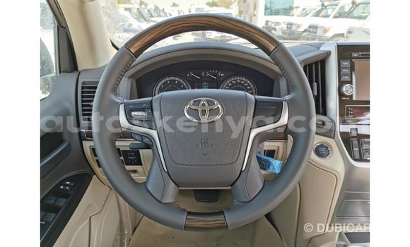 Imported Toyota Land Cruiser White Makiinaa iti Import - Dubai keessatti Central Kenya keessatti Imported Toyota Land Cruiser White Makiinaa iti Import - Dubai keessatti Central Kenya keessatti