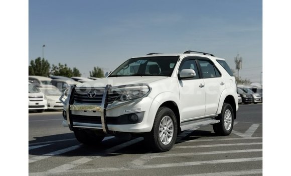 Nunua Imported Toyota Fortuner Nyeupe Gari ndani ya Import - Dubai nchini Kati Kenya Nunua Imported Toyota Fortuner Nyeupe Gari ndani ya Import - Dubai nchini Kati Kenya