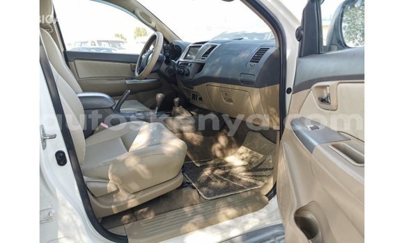 Nunua Imported Toyota Fortuner Nyeupe Gari ndani ya Import - Dubai nchini Kati Kenya Nunua Imported Toyota Fortuner Nyeupe Gari ndani ya Import - Dubai nchini Kati Kenya