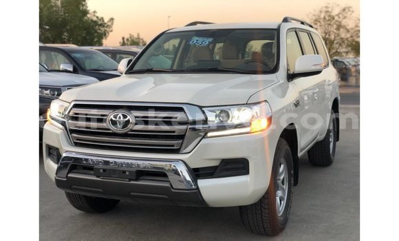Buy Import Toyota Land Cruiser White Car in Import - Dubai in Central Kenya Buy Import Toyota Land Cruiser White Car in Import - Dubai in Central Kenya