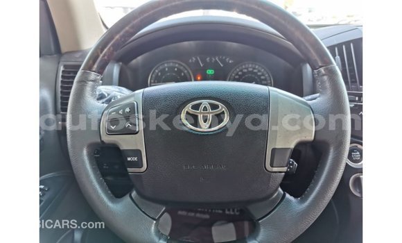 Imported Toyota Land Cruiser White Makiinaa iti Import - Dubai keessatti Central Kenya keessatti Imported Toyota Land Cruiser White Makiinaa iti Import - Dubai keessatti Central Kenya keessatti