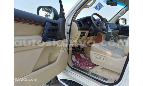 Buy Import Toyota Land Cruiser White Car in Import - Dubai in Central Kenya Buy Import Toyota Land Cruiser White Car in Import - Dubai in Central Kenya
