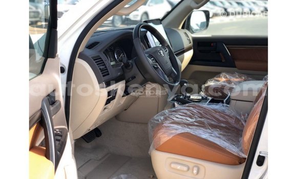 Imported Toyota Land Cruiser White Makiinaa iti Import - Dubai keessatti Central Kenya keessatti Imported Toyota Land Cruiser White Makiinaa iti Import - Dubai keessatti Central Kenya keessatti