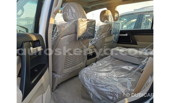 Nunua Imported Toyota Land Cruiser Nyeupe Gari ndani ya Import - Dubai nchini Kati Kenya Nunua Imported Toyota Land Cruiser Nyeupe Gari ndani ya Import - Dubai nchini Kati Kenya
