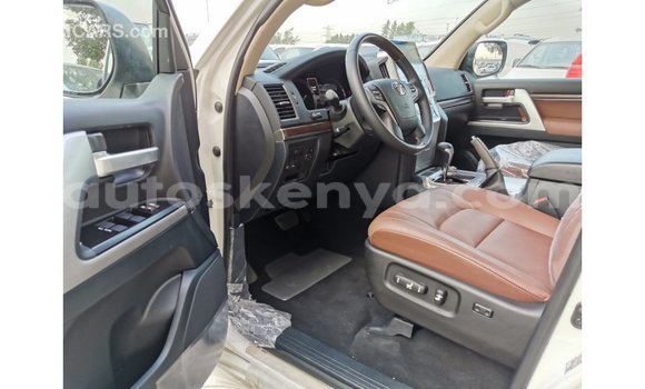 Nunua Imported Toyota Land Cruiser Nyeupe Gari ndani ya Import - Dubai nchini Kati Kenya Nunua Imported Toyota Land Cruiser Nyeupe Gari ndani ya Import - Dubai nchini Kati Kenya