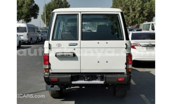 Imported Toyota Land Cruiser White Makiinaa iti Import - Dubai keessatti Central Kenya keessatti Imported Toyota Land Cruiser White Makiinaa iti Import - Dubai keessatti Central Kenya keessatti
