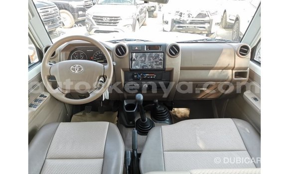 Imported Toyota Land Cruiser White Makiinaa iti Import - Dubai keessatti Central Kenya keessatti Imported Toyota Land Cruiser White Makiinaa iti Import - Dubai keessatti Central Kenya keessatti