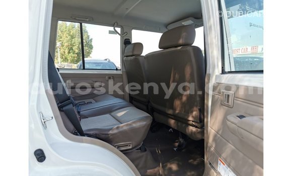 Imported Toyota Land Cruiser White Makiinaa iti Import - Dubai keessatti Central Kenya keessatti Imported Toyota Land Cruiser White Makiinaa iti Import - Dubai keessatti Central Kenya keessatti