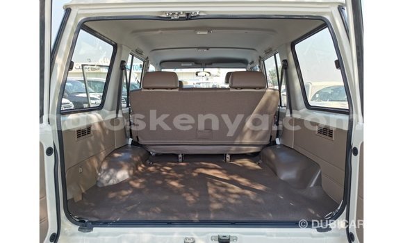 Imported Toyota Land Cruiser White Makiinaa iti Import - Dubai keessatti Central Kenya keessatti Imported Toyota Land Cruiser White Makiinaa iti Import - Dubai keessatti Central Kenya keessatti