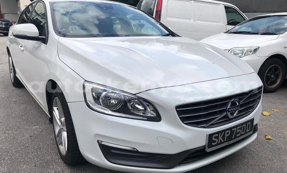 Oofamaa Volvo S60 White Makiinaa iti Mombasa keessatti Coastal Kenya keessatti Oofamaa Volvo S60 White Makiinaa iti Mombasa keessatti Coastal Kenya keessatti