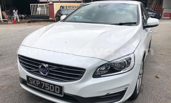 Oofamaa Volvo S60 White Makiinaa iti Mombasa keessatti Coastal Kenya keessatti Oofamaa Volvo S60 White Makiinaa iti Mombasa keessatti Coastal Kenya keessatti