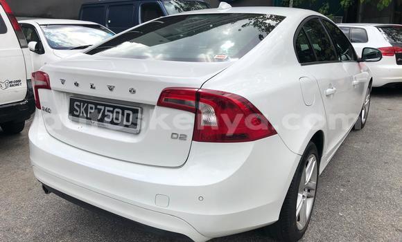 Oofamaa Volvo S60 White Makiinaa iti Mombasa keessatti Coastal Kenya keessatti Oofamaa Volvo S60 White Makiinaa iti Mombasa keessatti Coastal Kenya keessatti