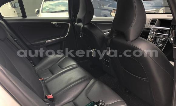 Oofamaa Volvo S60 White Makiinaa iti Mombasa keessatti Coastal Kenya keessatti Oofamaa Volvo S60 White Makiinaa iti Mombasa keessatti Coastal Kenya keessatti