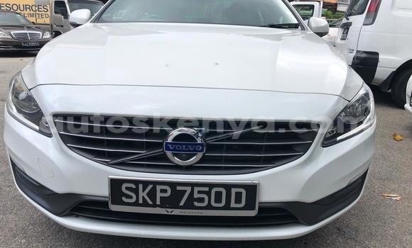 Oofamaa Volvo S60 White Makiinaa iti Mombasa keessatti Coastal Kenya keessatti Oofamaa Volvo S60 White Makiinaa iti Mombasa keessatti Coastal Kenya keessatti