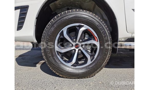 Imported Toyota Hilux White Makiinaa iti Import - Dubai keessatti Central Kenya keessatti Imported Toyota Hilux White Makiinaa iti Import - Dubai keessatti Central Kenya keessatti