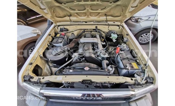 Imported Toyota Land Cruiser Beige Makiinaa iti Import - Dubai keessatti Central Kenya keessatti Imported Toyota Land Cruiser Beige Makiinaa iti Import - Dubai keessatti Central Kenya keessatti
