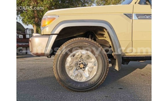 Imported Toyota Land Cruiser Beige Makiinaa iti Import - Dubai keessatti Central Kenya keessatti Imported Toyota Land Cruiser Beige Makiinaa iti Import - Dubai keessatti Central Kenya keessatti