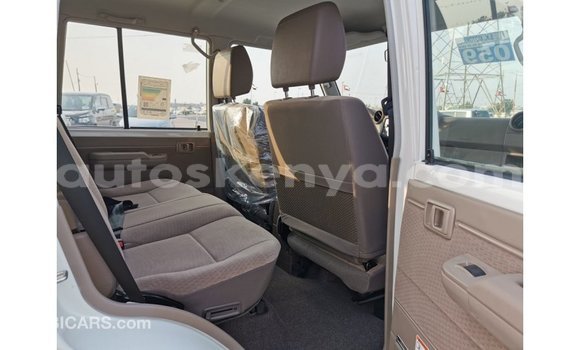 Buy Import Toyota Land Cruiser White Car in Import - Dubai in Central Kenya Buy Import Toyota Land Cruiser White Car in Import - Dubai in Central Kenya