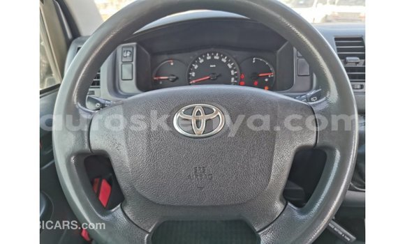 Buy Import Toyota Hiace White Car in Import - Dubai in Central Kenya Buy Import Toyota Hiace White Car in Import - Dubai in Central Kenya