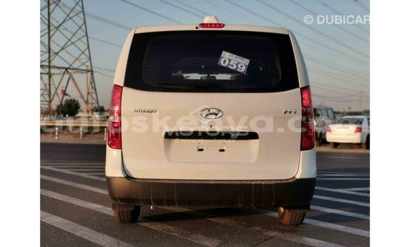 Buy Import Hyundai Chorus White Truck in Import - Dubai in Central Kenya Buy Import Hyundai Chorus White Truck in Import - Dubai in Central Kenya