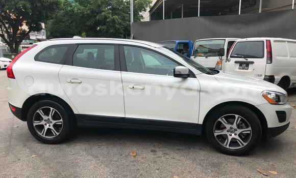 Oofamaa Volvo XC60 White Makiinaa iti Mombasa keessatti Coastal Kenya keessatti Oofamaa Volvo XC60 White Makiinaa iti Mombasa keessatti Coastal Kenya keessatti
