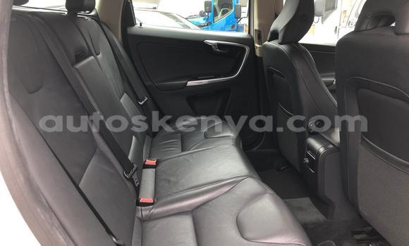 Oofamaa Volvo XC60 White Makiinaa iti Mombasa keessatti Coastal Kenya keessatti Oofamaa Volvo XC60 White Makiinaa iti Mombasa keessatti Coastal Kenya keessatti