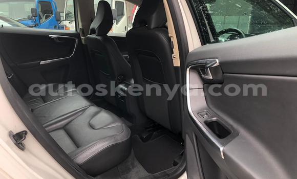 Oofamaa Volvo XC60 White Makiinaa iti Mombasa keessatti Coastal Kenya keessatti Oofamaa Volvo XC60 White Makiinaa iti Mombasa keessatti Coastal Kenya keessatti