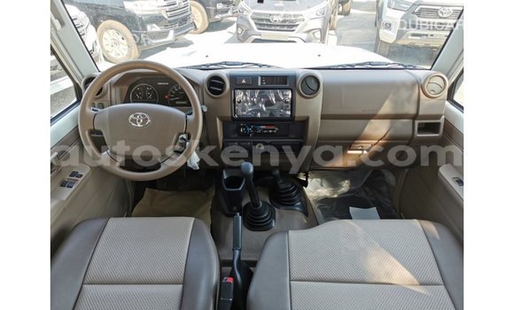 Buy Import Toyota Land Cruiser White Car in Import - Dubai in Central Kenya Buy Import Toyota Land Cruiser White Car in Import - Dubai in Central Kenya