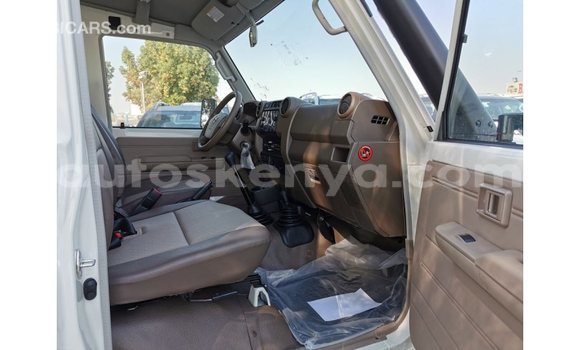 Buy Import Toyota Land Cruiser White Car in Import - Dubai in Central Kenya Buy Import Toyota Land Cruiser White Car in Import - Dubai in Central Kenya