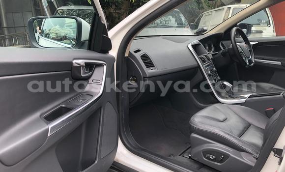 Oofamaa Volvo XC60 White Makiinaa iti Mombasa keessatti Coastal Kenya keessatti Oofamaa Volvo XC60 White Makiinaa iti Mombasa keessatti Coastal Kenya keessatti