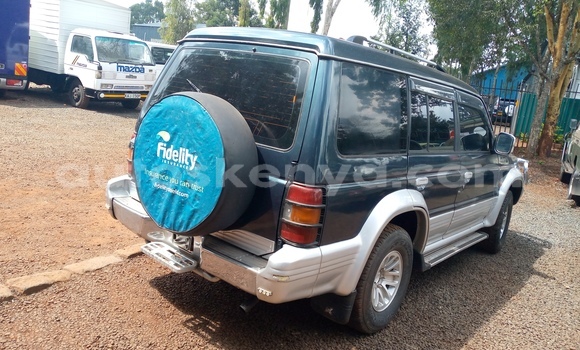 Oofamaa Mitsubishi Pajero Blue Makiinaa iti Nairobi keessatti Nairobi keessatti