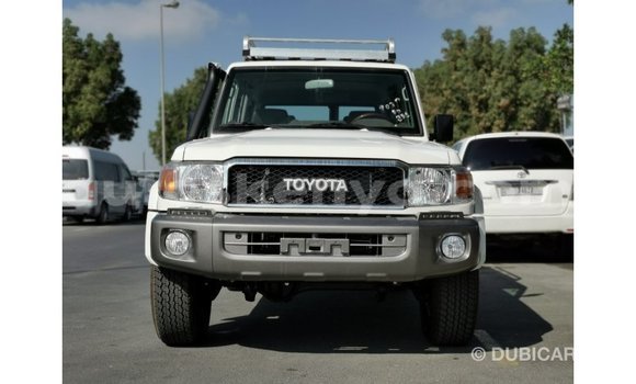 Nunua Imported Toyota Land Cruiser Nyeupe Gari ndani ya Import - Dubai nchini Kati Kenya Nunua Imported Toyota Land Cruiser Nyeupe Gari ndani ya Import - Dubai nchini Kati Kenya