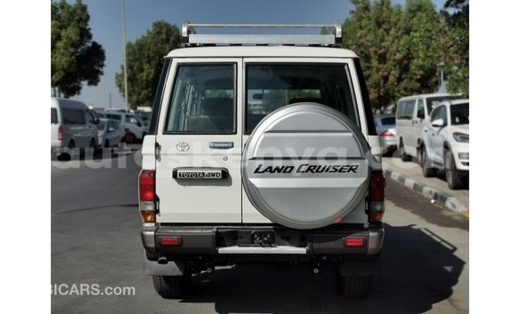 Nunua Imported Toyota Land Cruiser Nyeupe Gari ndani ya Import - Dubai nchini Kati Kenya Nunua Imported Toyota Land Cruiser Nyeupe Gari ndani ya Import - Dubai nchini Kati Kenya